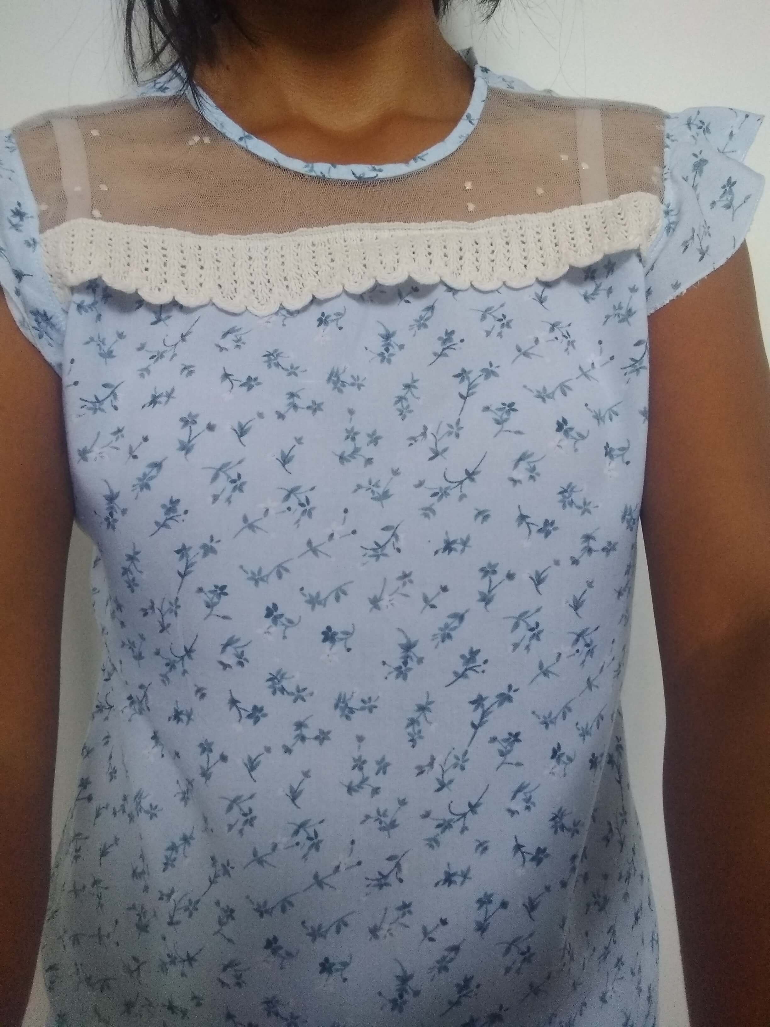 Blusa casual con escote de tull