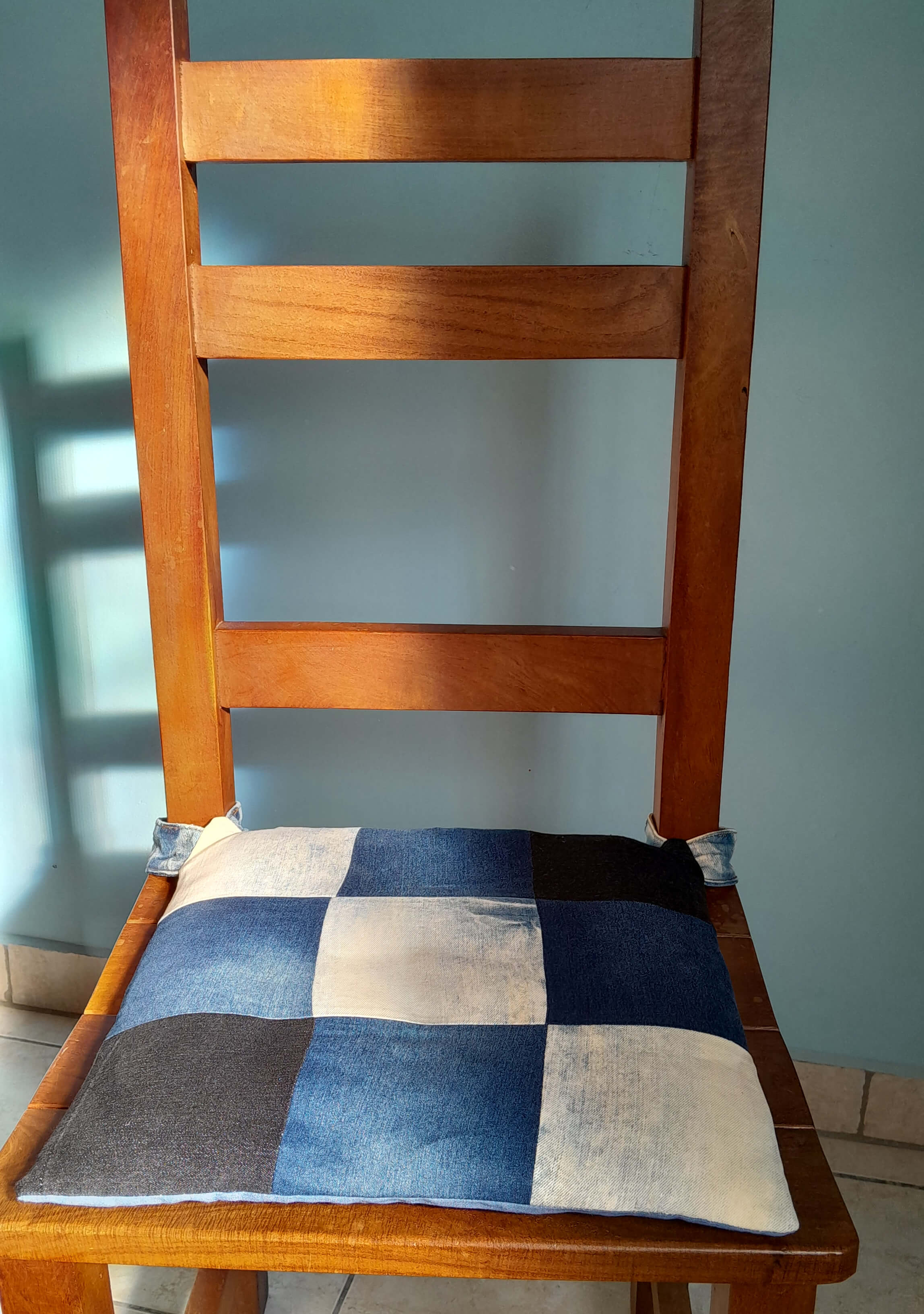 Funda de jeans colocada en una silla